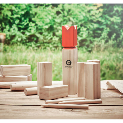 Juego de madera sobre mesa con logo