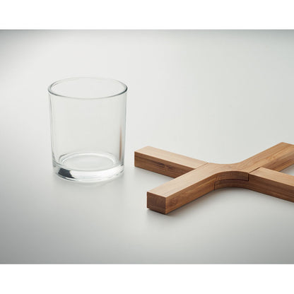 Vaso junto a protector de mesa de bambú