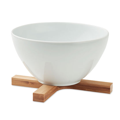 Bol blanco sobre protector de mesa de madera