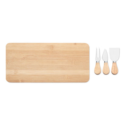 Tabla de madera y 2  cuchillos y un tenedor para queso