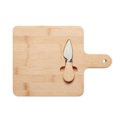 Vista superior de tabla de servir de madera con cuchillo de queso
