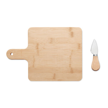 Vista superior de tabla de madera de cortar queso con cuchillo