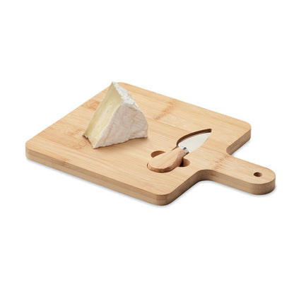 Vista lateral de tabla de cortar queso con cuchillo y cuña de queso
