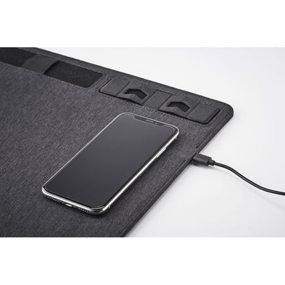 Detalle de teléfono móvil sobre alfombrilla con cargador inalámbrico