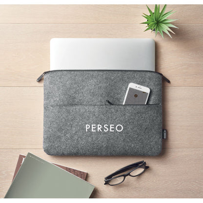 Funda para portátil gris personalizada con logotipo en con bolsillo exterior para móvil sobre mesa de madera y junto a unos cuadernos y unas gafas.