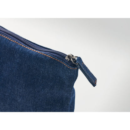 Detalle de cremallera y tirador de neceser de algodón azul denim