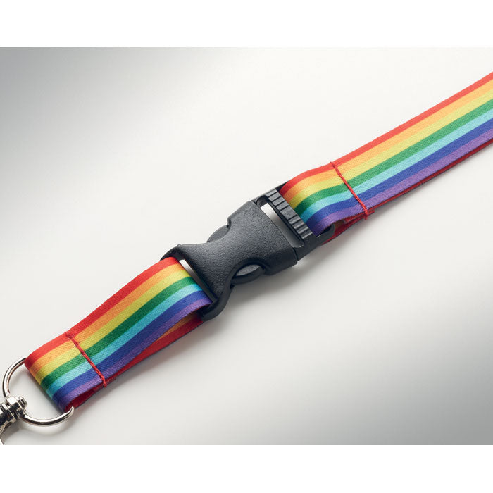 Lanyard de RPET con diseño de rayas arcoíris, hebilla de plástico y mosquetón metálico, vista lateral.