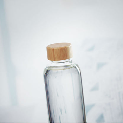 Parte superior de botella de vidrio con agual