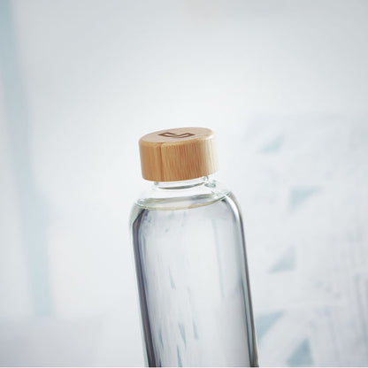 Detalle de botella de vidrio con tapa de bambú