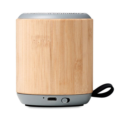 altavoz de madera cilíndrico con boton de encendido, clavija para cargar y asa negra