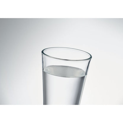 Detalle de vaso de cristal lleno de agua