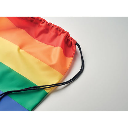 Detalle de cuerdas de mochila arcoiris