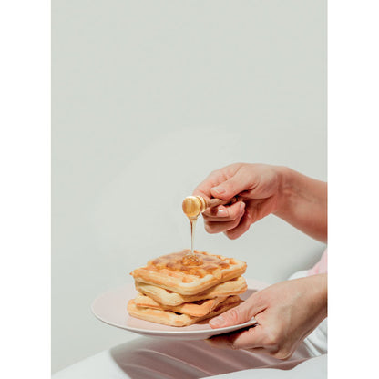 manos dispensador miel de bote pequeño sobre tostada