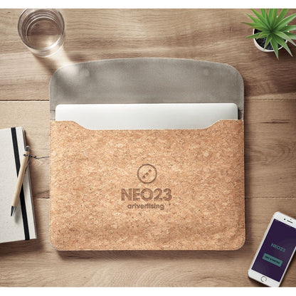 Mesa de madera con funda de corcho y portátil dentro con logo