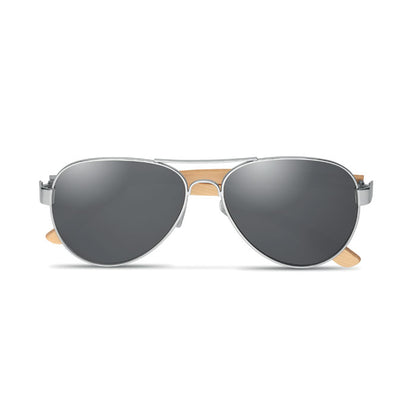 Vista frontal de gafas de sol aviador gris