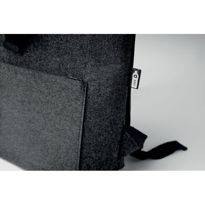 Detalle de pequeña etiqueta con símbolo de RPET cosida en el lateral de mochila de fieltro gris