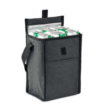 Nevera portátil gris abierta con latas dentro