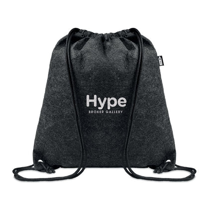 Mochila con cierre de cuerdas de fieltro gris personalizada con un logotipo en la parte frontal