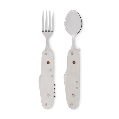 Detalle del cubierto multifunción con cuchillo, tenedor y cuchara separados.