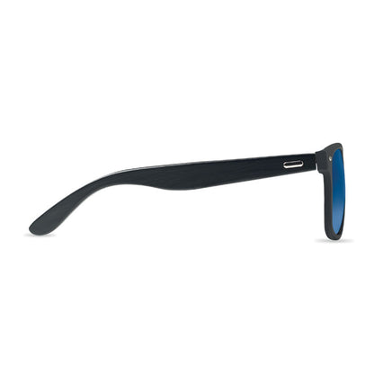 Detallle de patilla izquierda de madera negra y lente azul