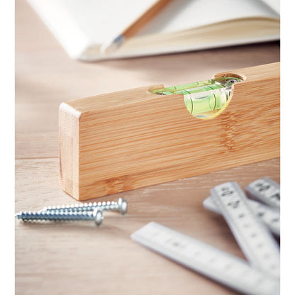 Accesorio de bricolaje con nivel y abrebotellas en madera ecológica.