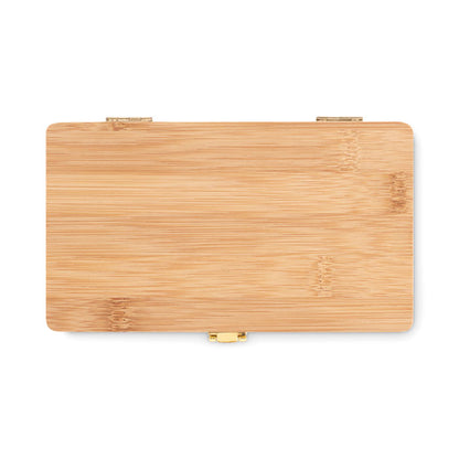 Vista superior de caja de madera de herramientas