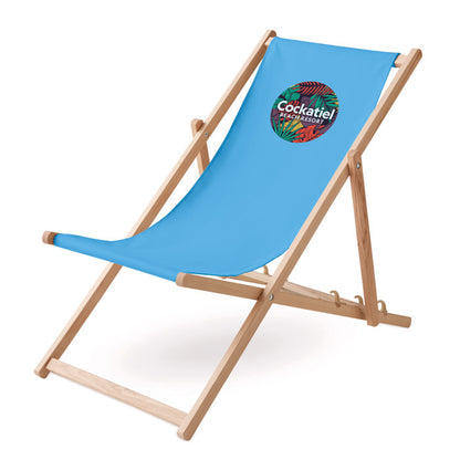 Silla de playa de madera y tela azul con logo impreso