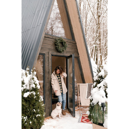 Cabaña en la nieve con chica y perro