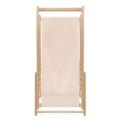 Vista frontal de silla de madera y tejido crema