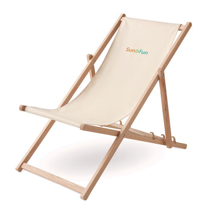 Silla de playa vista de perfil de madera y tela beige con logo