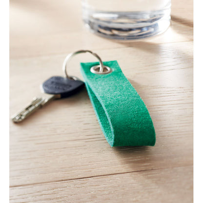Llave de coche puesta en llavero rectangular de fieltro verde