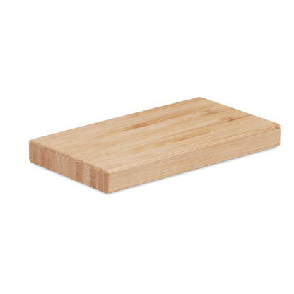 Vista lateral de parte inferior de power bank de bambú