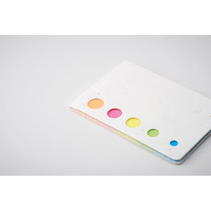 Notas adhesivas de colores dentro de papel de semillas