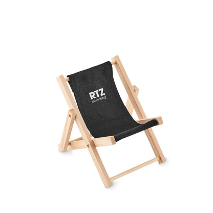 Soporte de móvil con forma de silla tumbona negra de madera con logo