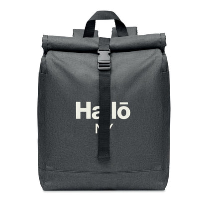 Mochila de políester negro con cierre roll up personalizada con un logotipo grande en la parte frontal