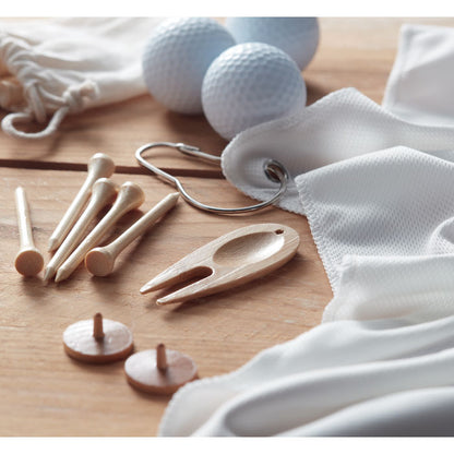 Accesorios de madera para golf sobre mesa de madera