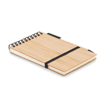 Libreta A6 con tapa de bambú, espiral negra en la parte superior, cierre de goma negra y bolígrafo
