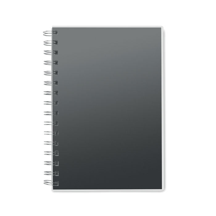 Portada negra de libreta A5 hecha de RPET con espiral, vista frontal y diseño minimalista.