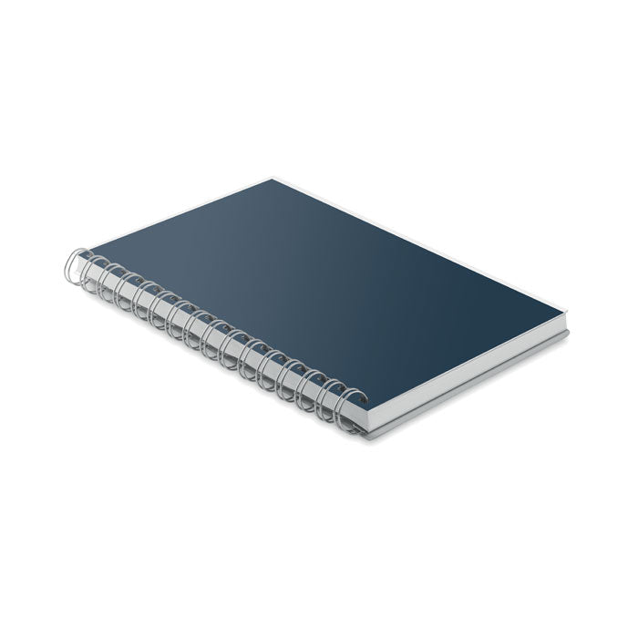 Vista lateral de una libreta A5 con tapa de RPET, color azul, con encuadernación espiral y hojas rayadas.