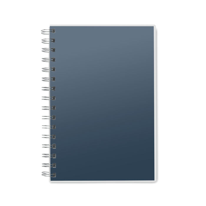 Vista frontal de una libreta A5 azul con tapa de RPET y espiral, ideal para apuntes y anotaciones.