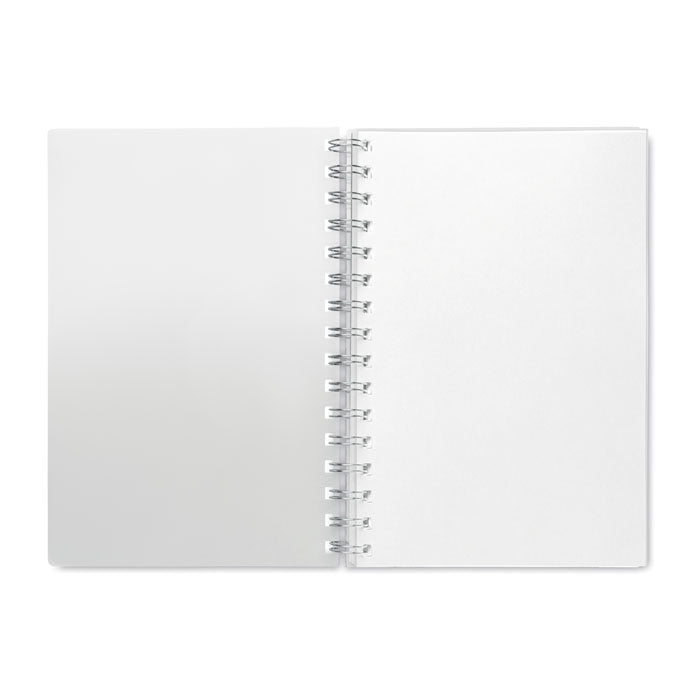 Interior de una libreta A5 con 80 hojas blancas y espiral, ideal para anotaciones. ANOTATE - Libreta A5 con tapa de RPET.