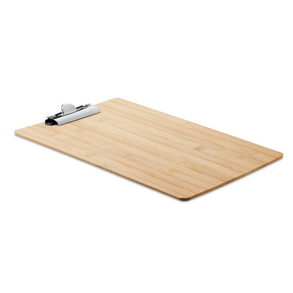 Vista lateral de portahojas de madera con clip plateado