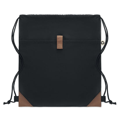 Vista frontal de mochila negra con bolsillo exterior y detalles en cuero sintético