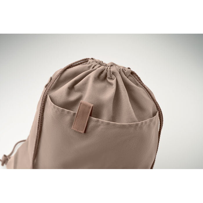 Detalle del cierre de la PANDA BAG beige, muestra la textura del algodón reciclado y el diseño funcional de la mochila.