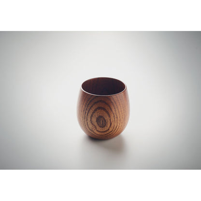 Vaso de madera de roble sobre fondo gris neutro