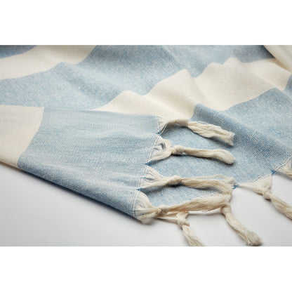 Detalle flechos blanco de toalla pareo azul