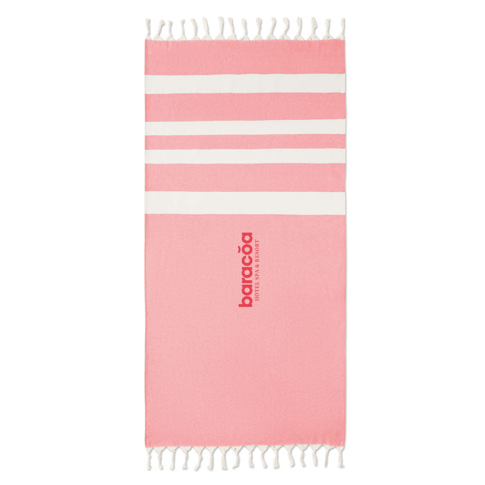 Toalla de playa/pareo en color rosa con franjas blancas y detalle de logo, ideal para uso en piscina o playa, AGOURA - Toalla de playa/pareo 140gr/m².