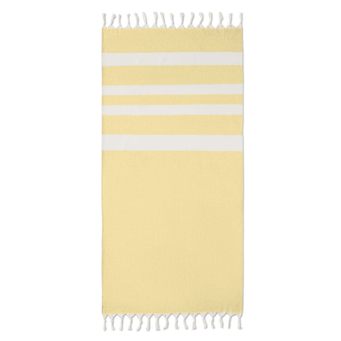 Toalla de playa amarilla con franjas blancas y flecos, ideal para verano y fabricada en tejido reciclado, AGOURA - Toalla de playa/pareo 140gr/m².
