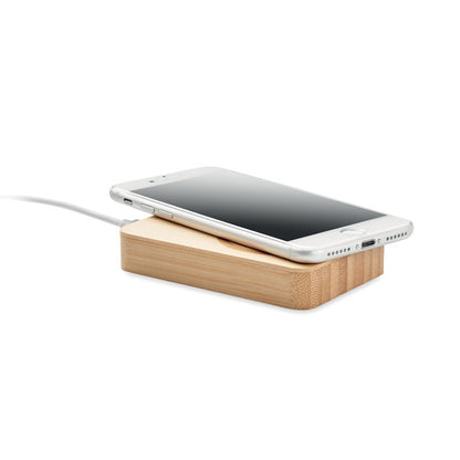 teléfono sobre cargador de madera