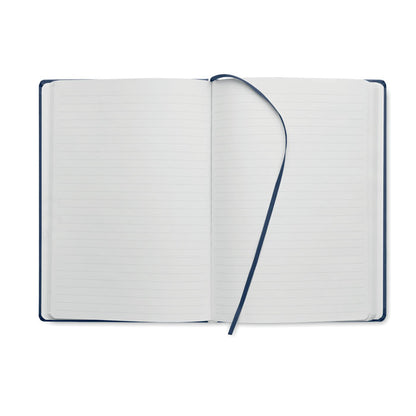 Libreta A5 abierta con hojas rayadas y cinta de tela para marcar las páginas de color azul marino
